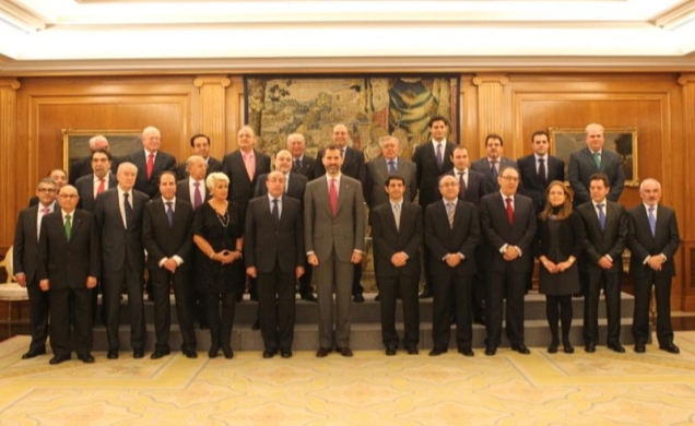 Fotografía de grupo de Don Felipe con una representación de la Cámara Oficial de Comercio e Industria de Ciudad Real